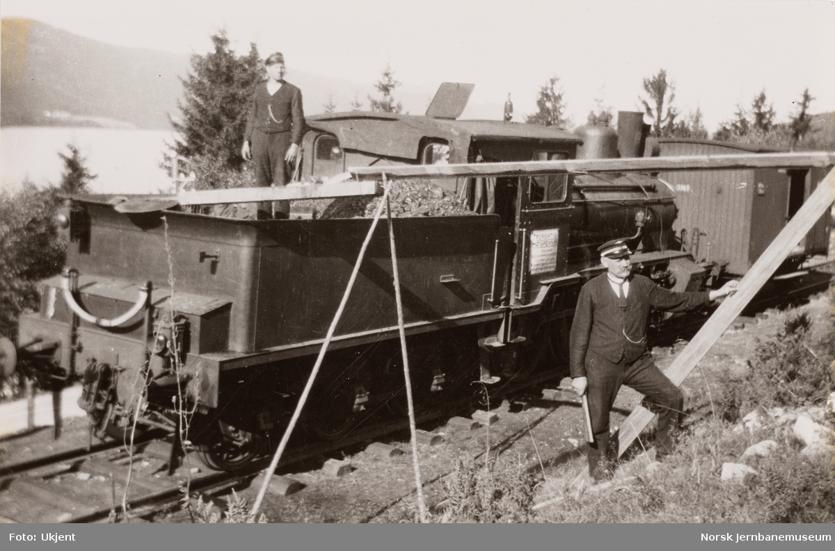 Damplokomotiv type 21a nr. 178 ved provisorisk vannstasjon ved pæl 2200 på Sperillbanen.. På tenderen fyrbøter Eberhard Hasselaas.