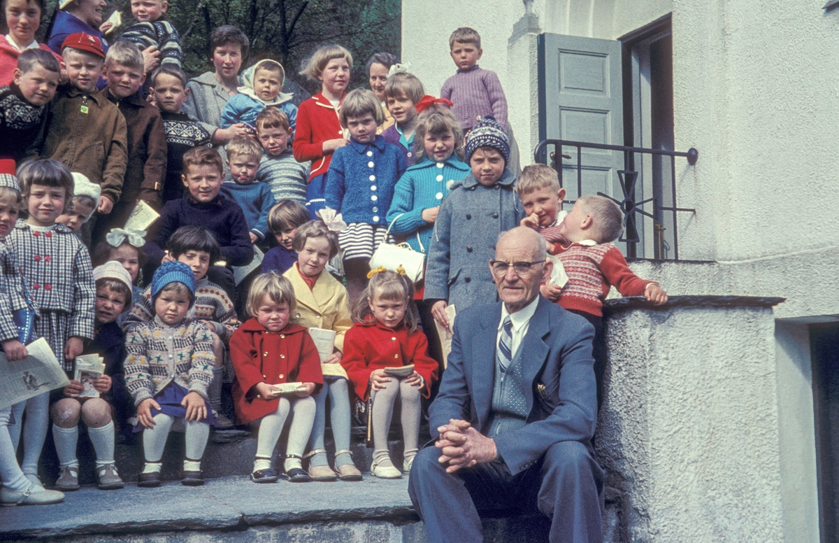 Søndagsskulen samla utanfor kapellet på Berjaflot i 1964.