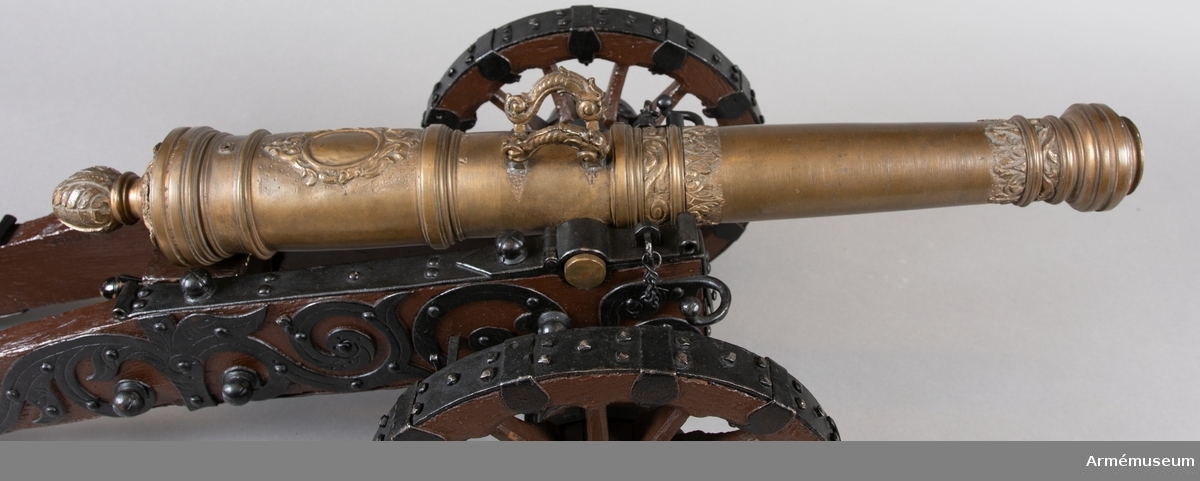 Grupp F I.
Modell av 24-pundig kanon, s k ½-kartaun. Skala 1:6.
I modellen ingår eldrör, lavett, riktspak och riktkil. Inslaget är Nr 7.
Inskriptionen M W Mei F. Gedan Anno 1666. Sannolikt tillverkad av Michael Weinholdt, Danzig/ W Tepfers.