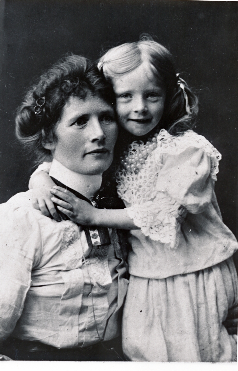 Hansine Larsen og datter Ammy Larsen fra Botn i Torsken, ca.1905.