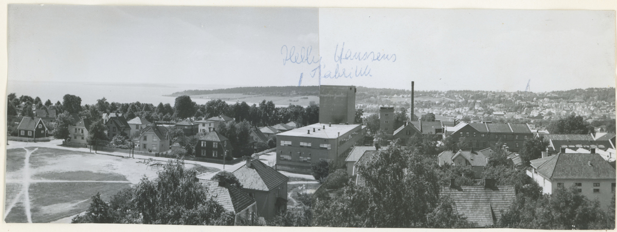 August 1950.
Utsikt fra Bytårnet mot Helly Hansen.
Detaljer: Skolegata, Høienhald, Helly Hansen, Jeløya i bakgrunnen.