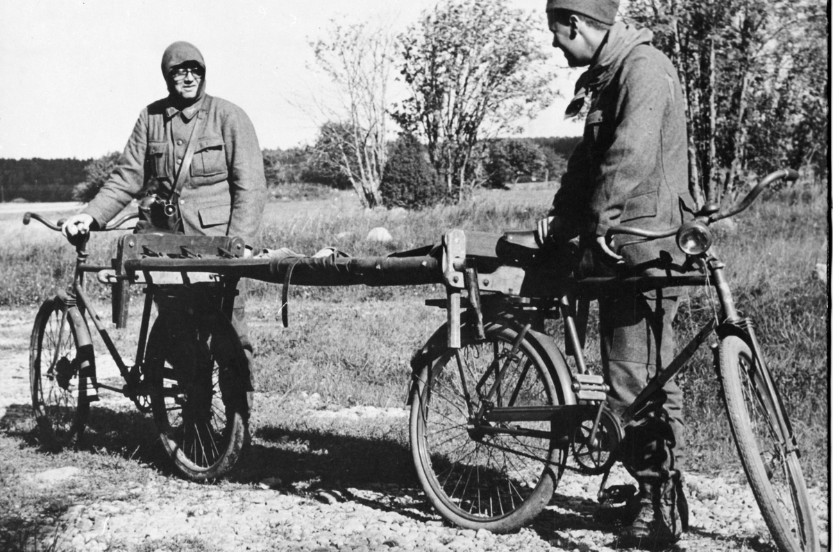 Sjukvårdstjänst under 1950-talet

Cykelbårlag var ofta en ruskig upplevelse, både för den skadade och cyklisterna. Ett gott samarbete var en förutsättning...
Studera bilden! här har man tydligen missat något i utbildningen.