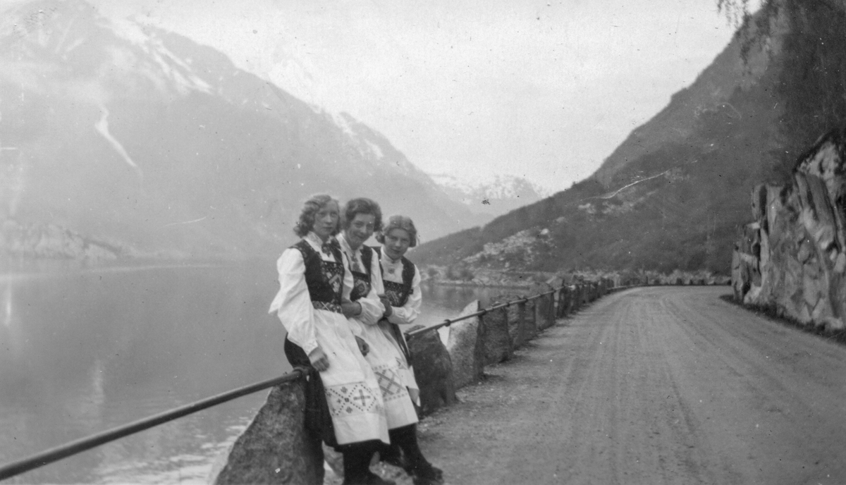Kvinner i Hardangerbunad på Tyssedalsvegen.