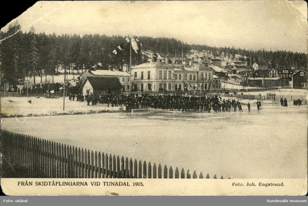 Vykort med motiv över skidtävlingarna vid Tunadal utanför Sundsvall.