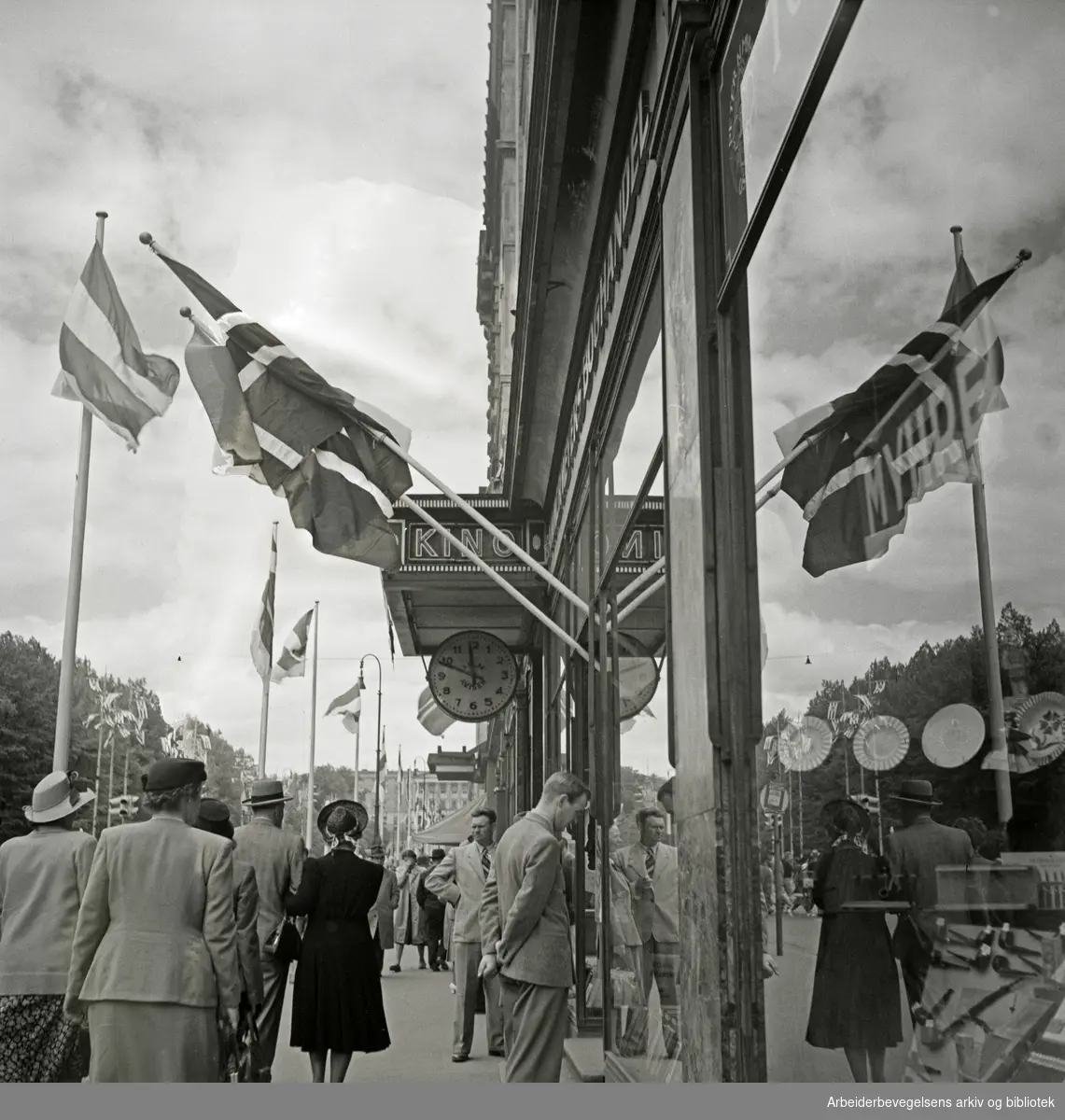 Bilder fra feiringen av Oslo bys 900-års jubileum, mai 1950. Karl Johans gate.