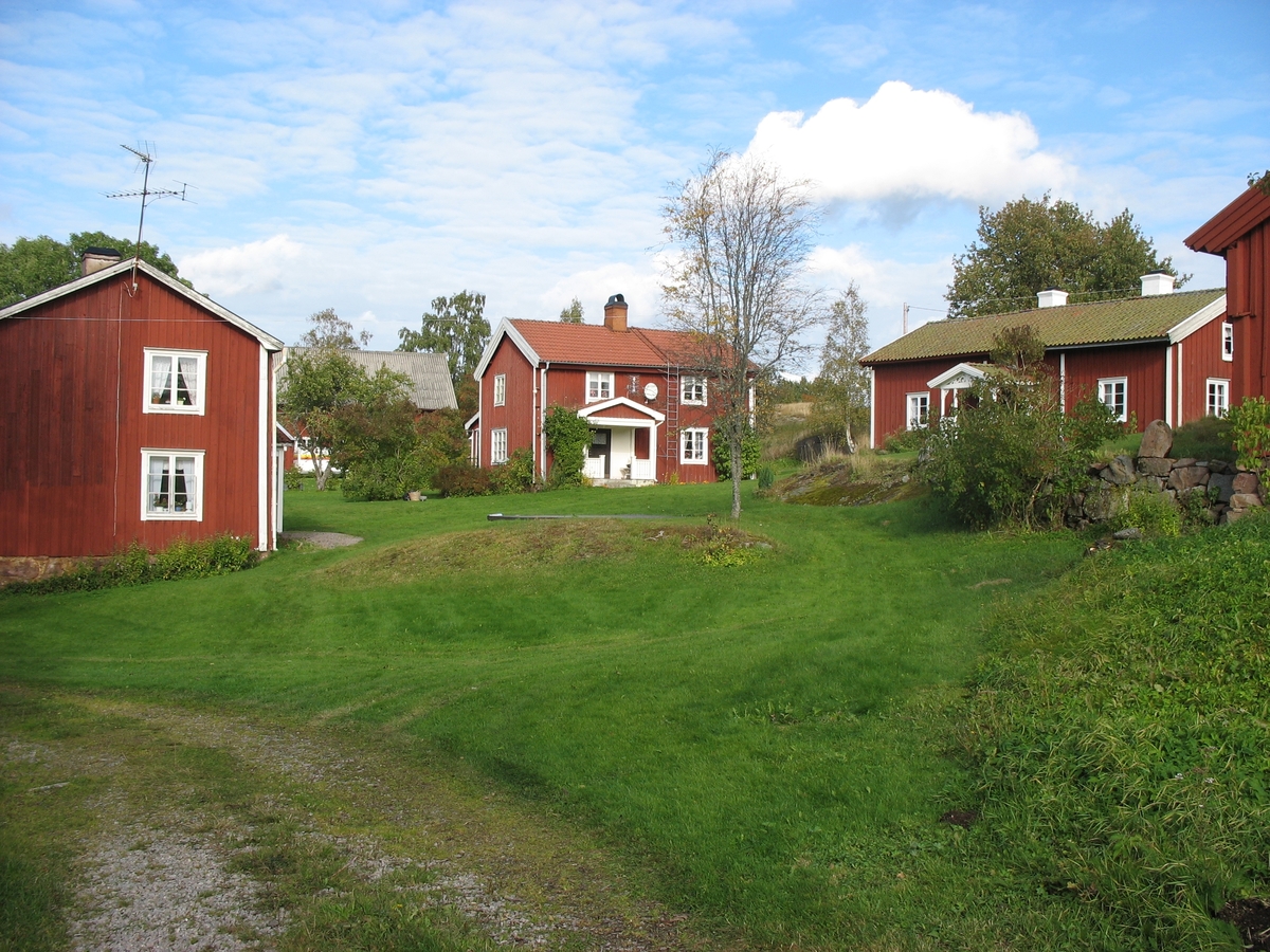 Exteriör, bostadshusen på gården Hörjesås 2:4 i Ramkvilla, Vetlanda kommun. Husen är grupperade kring en gemensam gårdsplan.