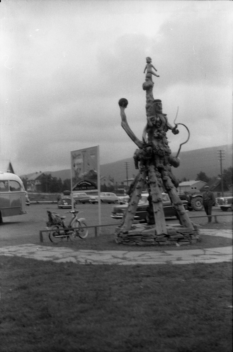 Moderne treskulptur på Oppdal Torg sommeren 1961. Skulpturen er laget av Arnt Ørstad.