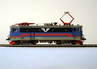 Modell i skala 1:87 av ellok RC5 Nr:1324  (1).
Loket är blått med röd rand.

Modell/Fabrikat/typ: Ho