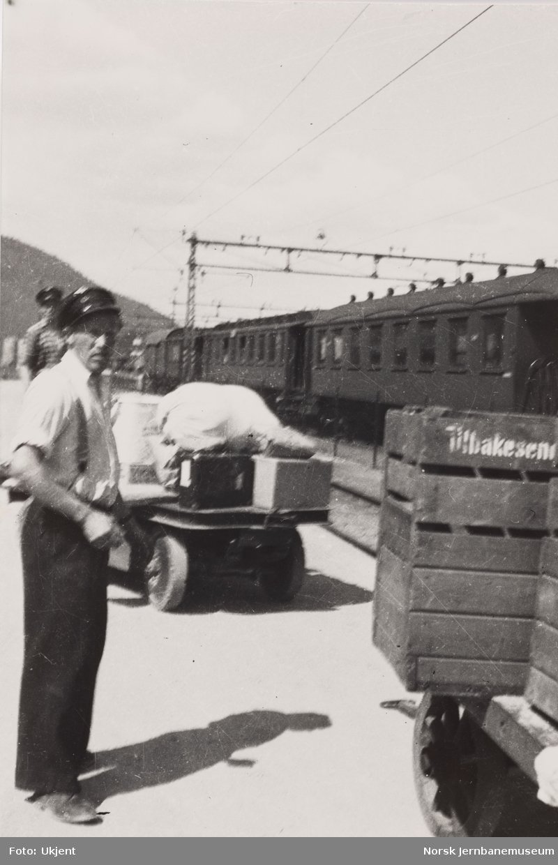 Stasjonsbetjent Odd Briskerud i arbeid på Kongsberg stasjon