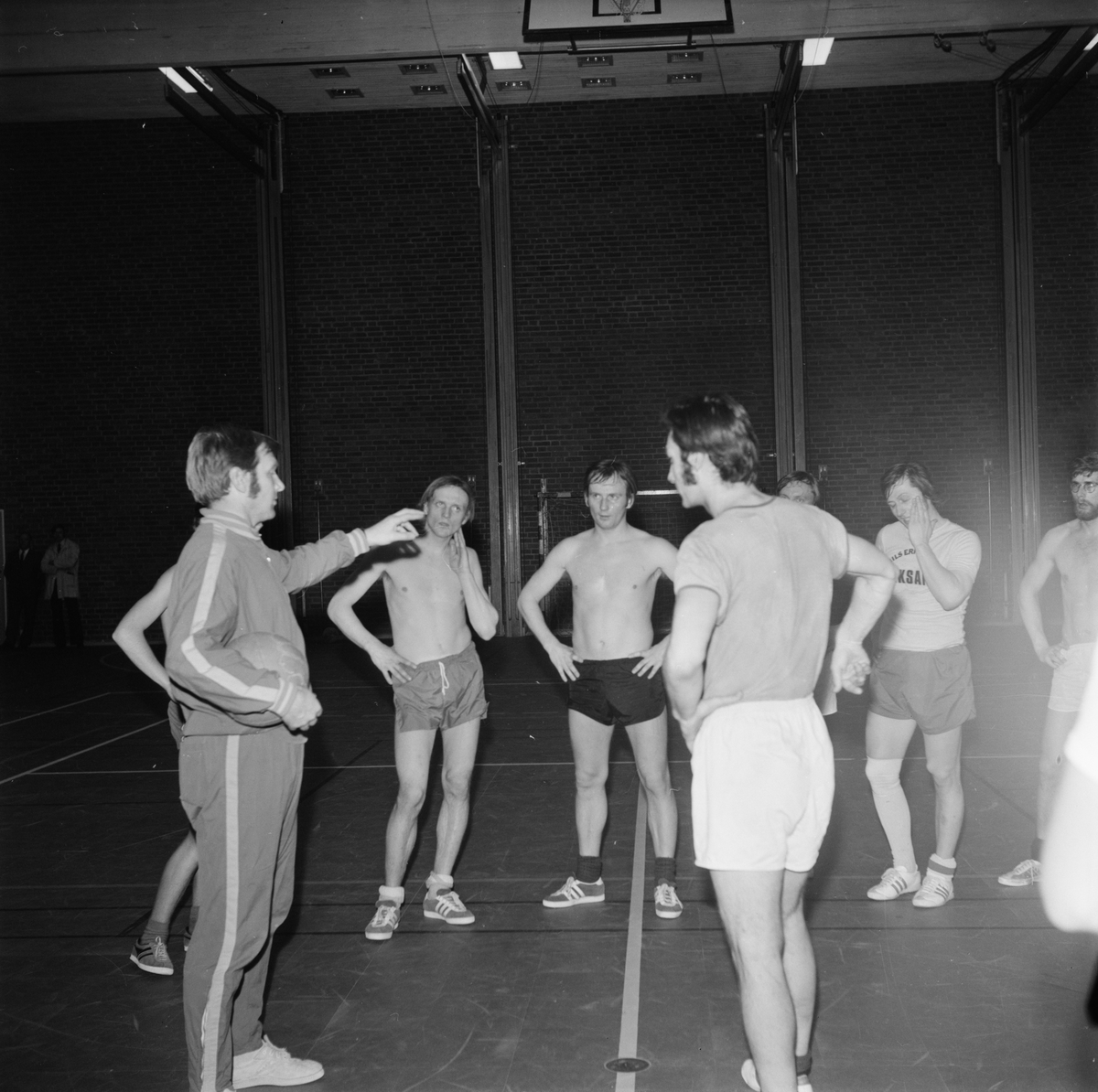 Orvar instruerade bollspelare i Tierp, Uppland, mars 1972