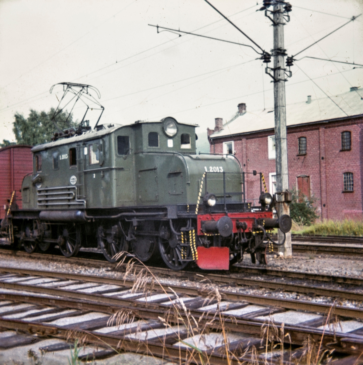 Elektrisk lokomotiv El 1 2013 med godstog på Vikersund stasjon