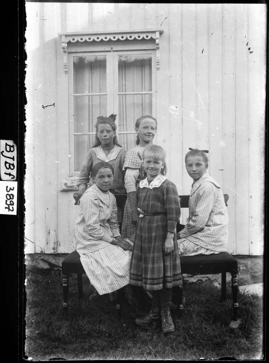 Barn utenfor huset, Lensvik, Agdenes