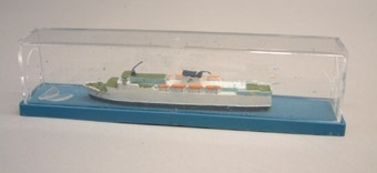 Modell i skala 1:1200 av färjan "Prinsessan Christina" på blått hav.
Måtten avser montern.