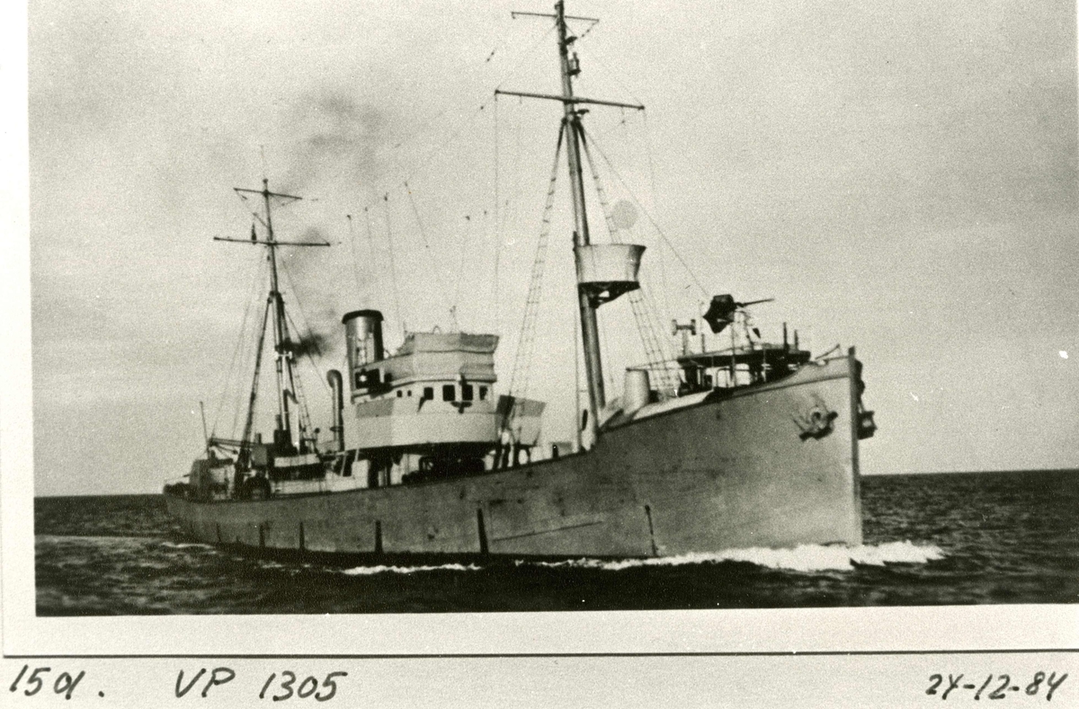 Motiv: Tysk Vorpostenboot VP 1305 Wuppertal. 45º styrbord baug