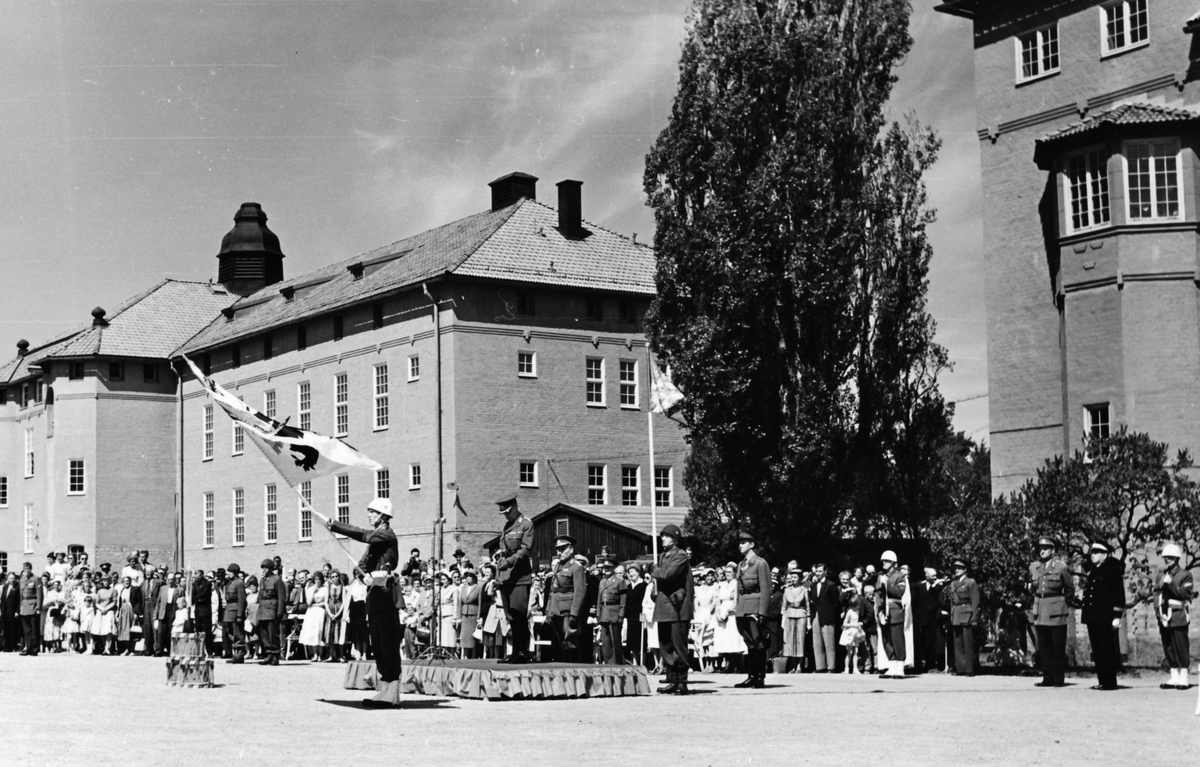 Fanöverlämning den 7 juni 1958

Regementets nya fana höjs för första gången.
Till höger, i svart uniform, ser vi landshövding Bo Hammarskjöld.

OBS! två bilder.