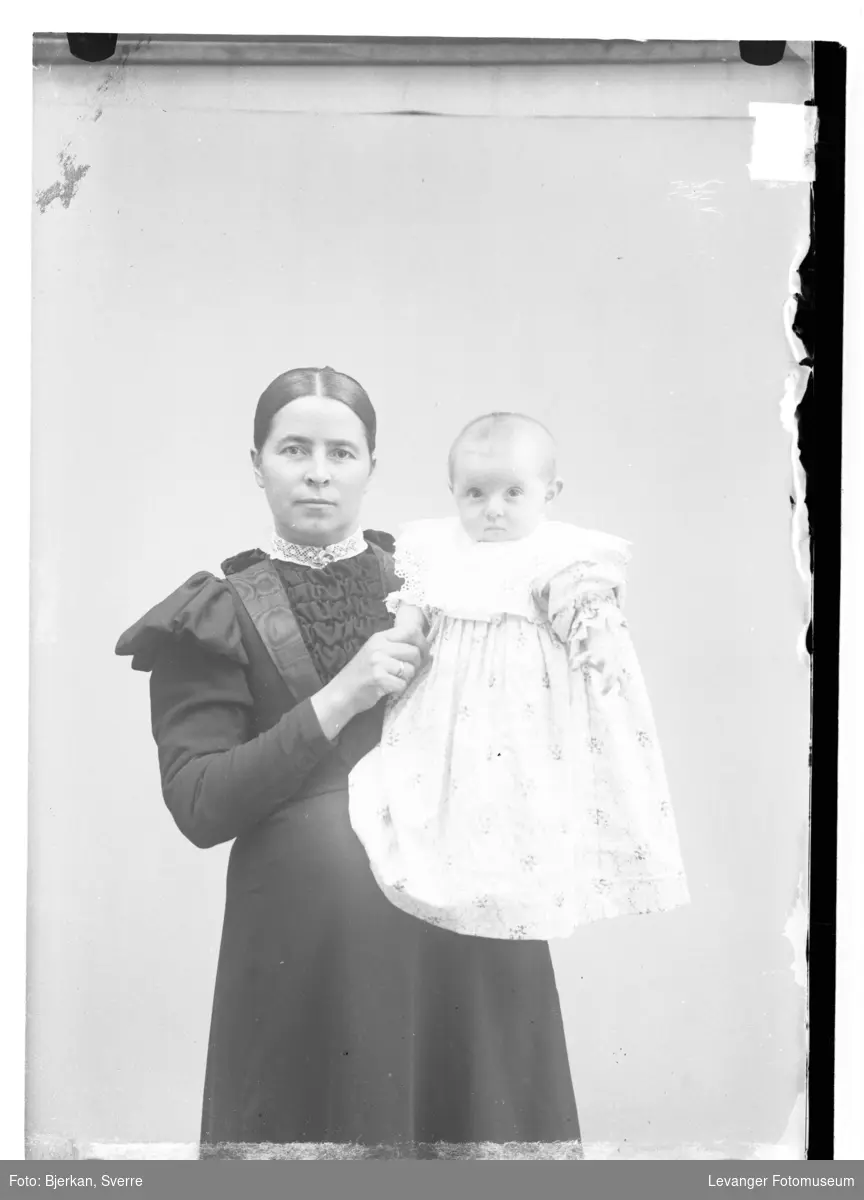 Portrett av Anna Johnsen med ukjent kvinne