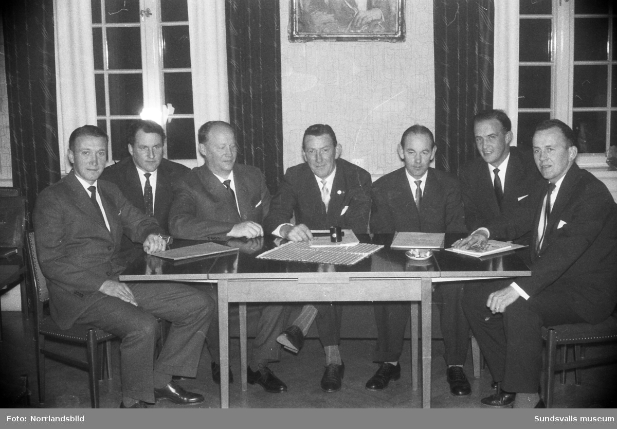 Medelpads ishockeyförbunds styrelse 1959. I mitten Allan Sundbom.