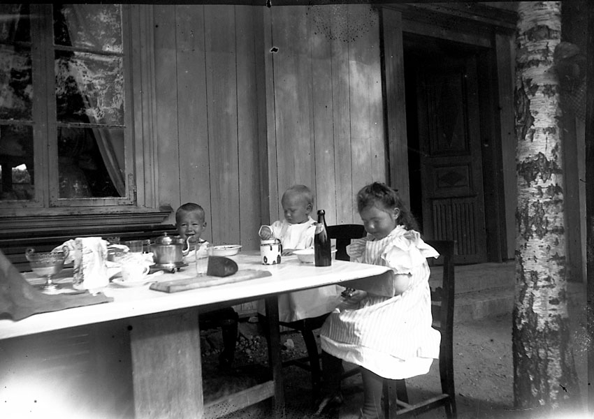 Tre barn i köket, Bjärby, Västerås.