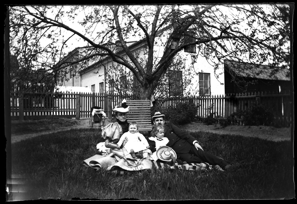 Familjen Oest i trädgården, Västmanland.
