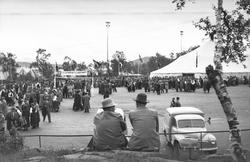 Publikum og stort telt på et arrangement på Harstad Stadion.