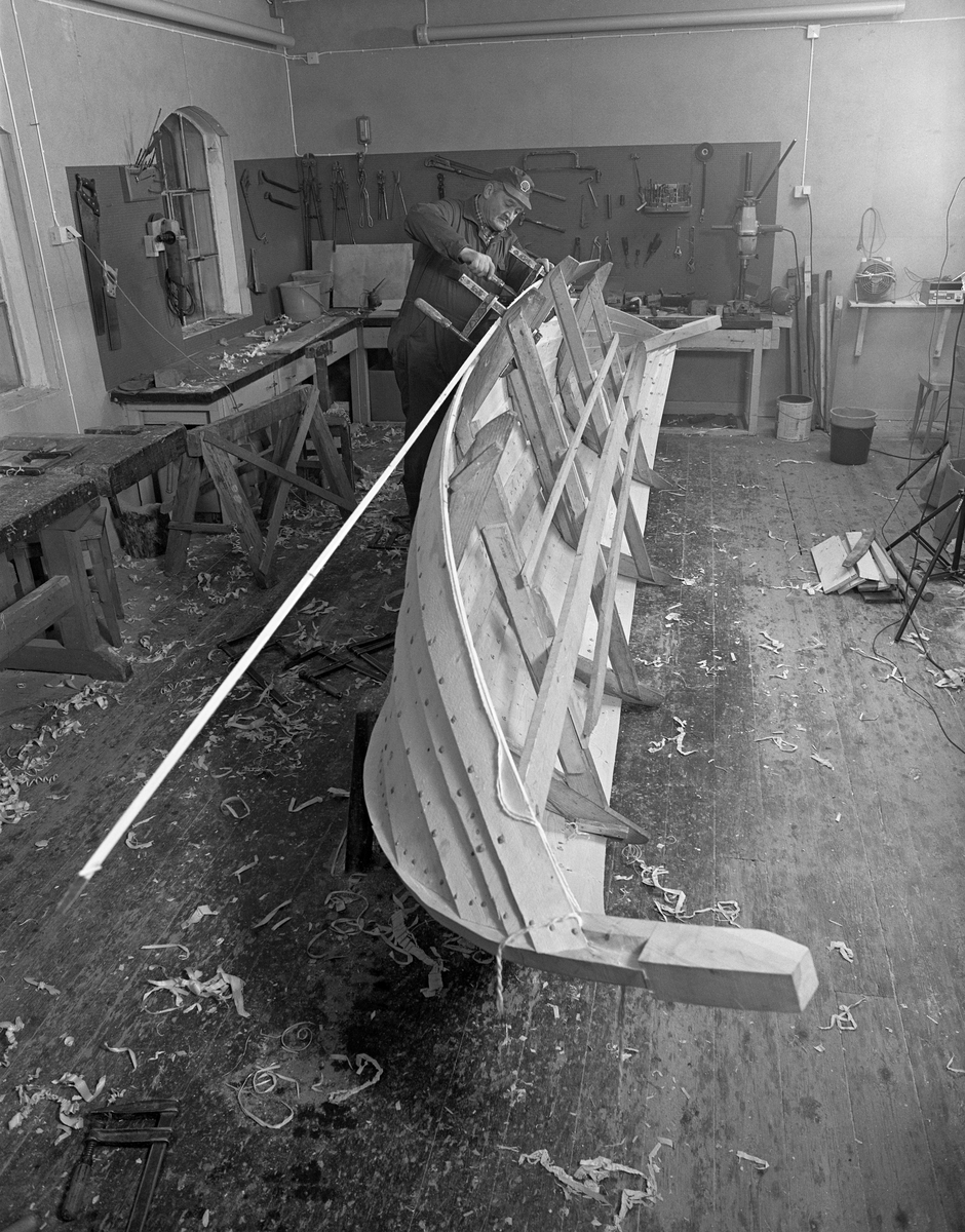 Bygging av fløterbåt (Flisa-båt) Nov. 1984. Glomma fellesfløtningsforenings verksted på Flisa. Stramming av tvinger.