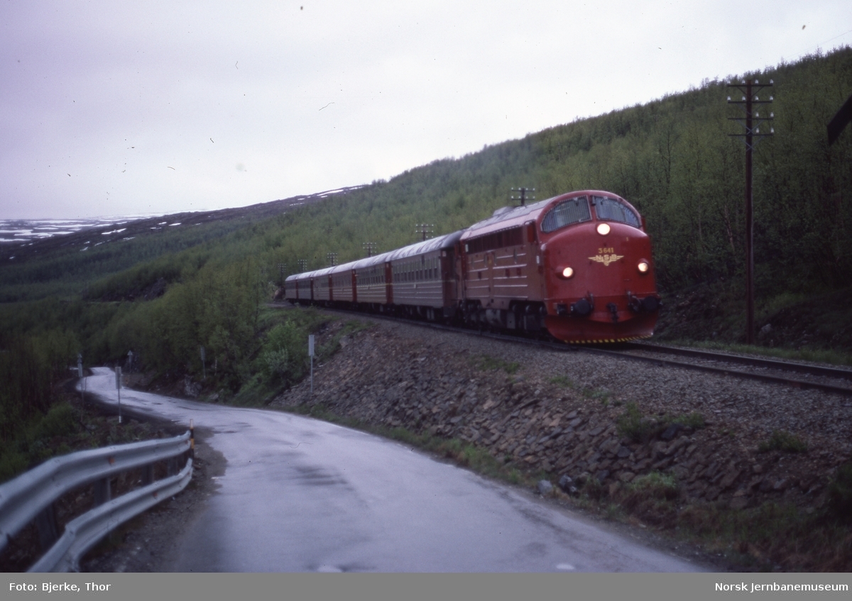 Diesellokomotiv Di 3 641 med dubleringsnattog 453 Trondheim-Bodø på sørsida av Saltfjellet