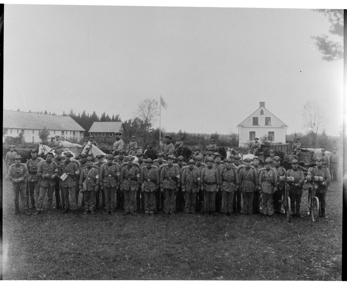 En gruppbild på uniformsklädda män med röda korsets armbindel.