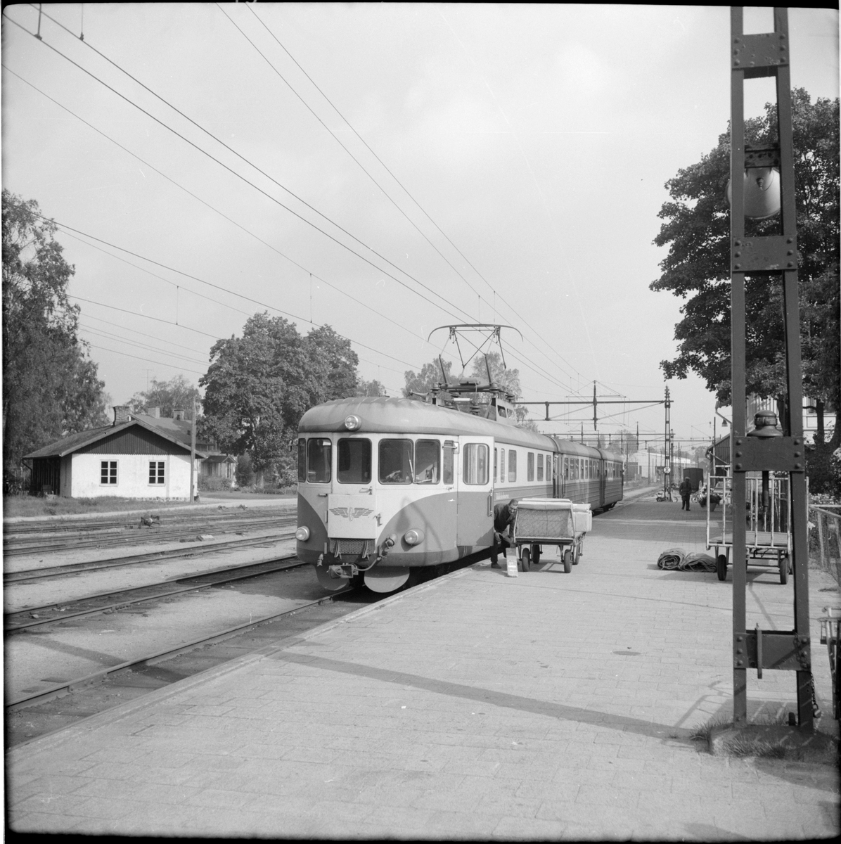 Nordmark - Klarälvens Järnvägar, NKlJ YOap "Uddeholmaren" står bredvid bagagevagn på järnvägsstationen i Munkfors.