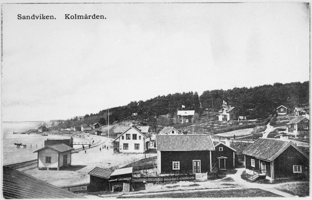 Vy över Kolmårdens samhälle med järnvägsstationen mitt bild och Sandvikens lastageplats till vänster i bild.