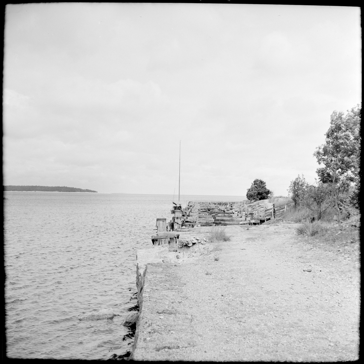 Brygga i Hellvi, nära naturreservatet S:t Olofsholm och Ytterholmen.
