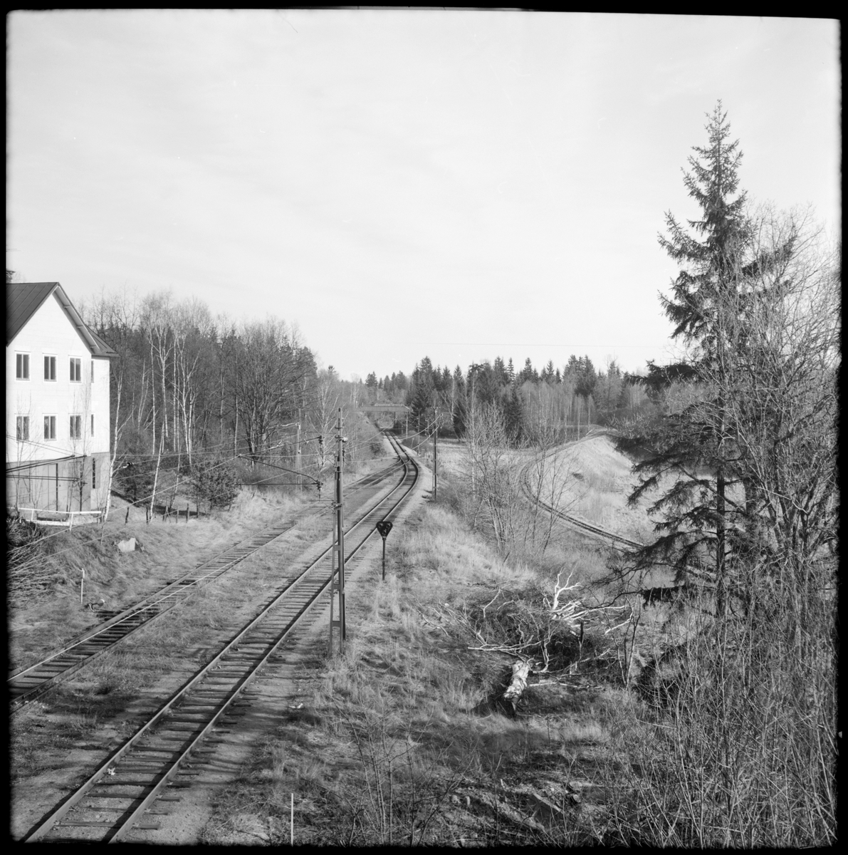 Normalspår, till vänster och Museijärnvägen, Östra Södermanlands Järnväg, ÖSlJ smalspår till höger i bild.