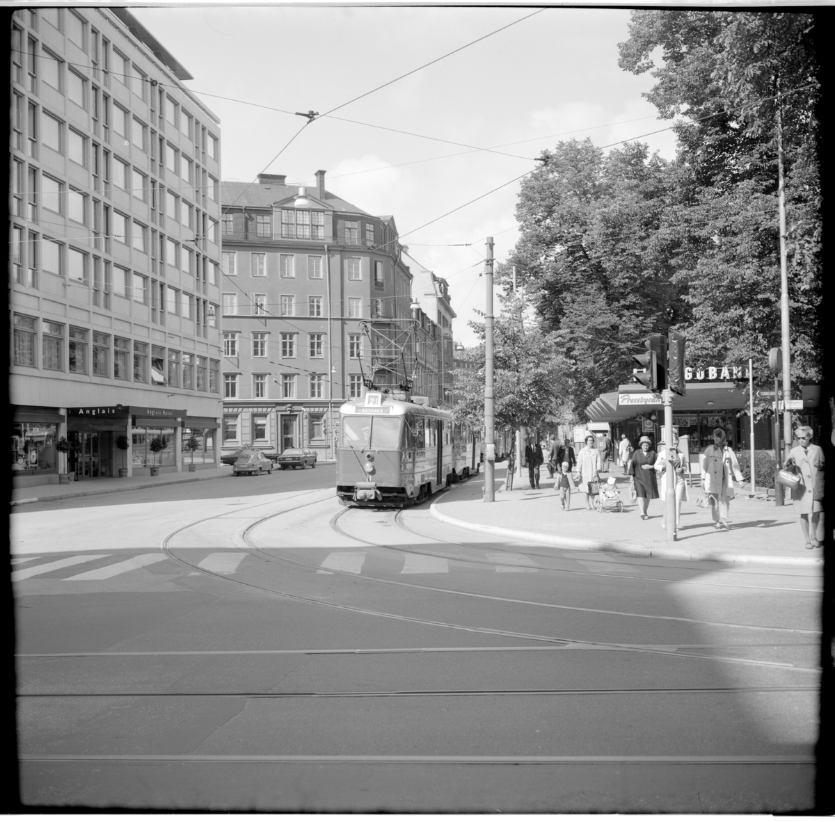 Trafik Aktiebolaget Stockholm Södra Lidingöns Järnväg, SSLidJ A24(A) 11 "ängbyvagn" linje 21 vid ändhållplats Humlegårdsgatan strax före nedläggandet av sträckan Humlegårdsgatan - Ropsten.
