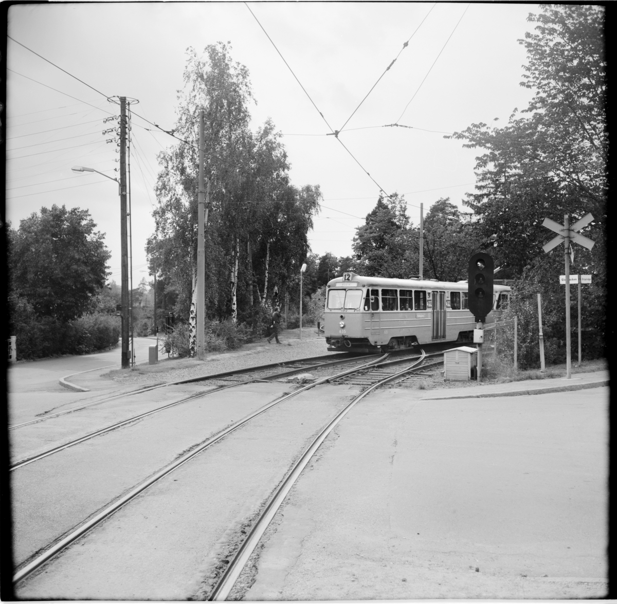 Aktiebolaget Stockholms Spårvägar, SS B24 635 "ängbyvagn" linje 12 Alvik på hållplats vid korsningen Gladbacken / Orrspelsvägen.