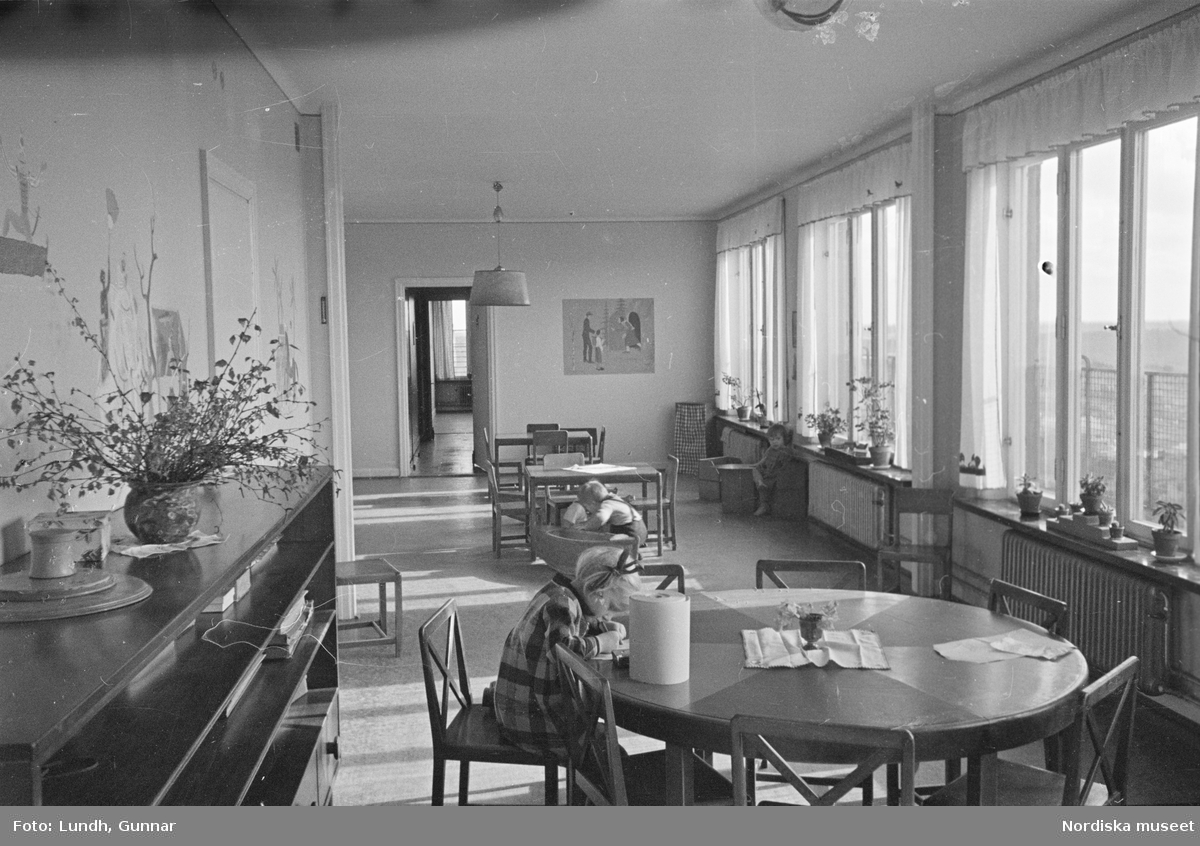 Motiv: H.S.B.s hus i kvarteret "Marmorn" på Skinnarviksbergen lekstugan (HSB);
Lekande barn, ett barn leker med en björn, en rad med handdukar,en hatthylla med kläder och portföljer, exteriör av hyreshus, en hund står på en klippa, passagerare stiger av en båt med skylt "Kungsholmstorg".

Motiv: H.S.B.s hus i kvarteret "Marmorn" på Skinnarviksbergen lekstugan (HSB);
Porträtt av ett barn, krukväxter i ett fönster.