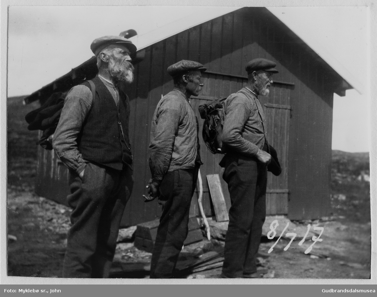 Fiskebu ved Megrundtjernet, Gausdal Vestfjell. 8. juli 1917.
Kristian Kvisberg, Marthinus Findalen og Kristian P. Kvisberg
