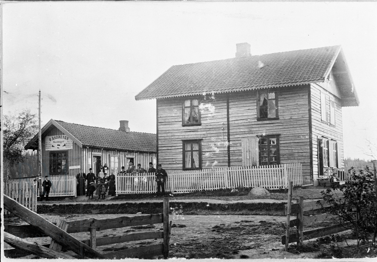 Andresens gård i Storgt. på Nesbakken med barn og voksne stående utenfor.