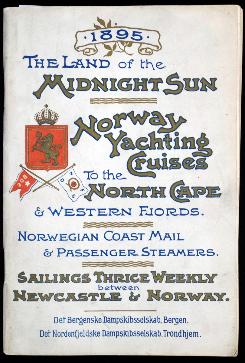 Rektangulær, stiftet brosjyre i en lys, brun farge. Brosjyren er skrevet på (britisk-)engelsk med forsidetittel:
"The Land of the Midnight Sun. Norway Yachting Cruises to the North Cape & Western Fjords." (for mer, se "Påført tekst/merker"). I tillegg til teksten har forsiden en illustrasjon av Norges riksvåpen, samt to flagg med D.F.D.S. og B.D.S.' logoer.

Brosjyren ble utarbeidet i forbindelse med sommersesongen for cruisebåtene i 1895, og ble produsert for Det Nordenfjeldske Damskipsselskap i Trondheim og Det Bergenske Dampskipsselskap i Bergen. 
Den inneholder flere kart, oversikt over de forskjellige cruisebåtenes ruter, informasjon om skipene samt tips til hva man kunne se og oppleve på de forskjellige stedene underveis på reisen. Brosjyren inneholder flere svart-hvitt-fotografier av severdighetene underveis.

Blant annet er det skrevet "Bath rooms with hot and cold water are provided...The ventilation and sanitary arrangements are on the most approved principles, and the electric light is fitted throughout". 

Om Trondheim står det blant annet skrevet: "The City of Trondhjem (population about 30,000) is situated at the mouth of the river Nid, and is one of the most ancient in Norway...The buildings of the city are principally of wood, painted a light colour, giving it a very interesting appearance".