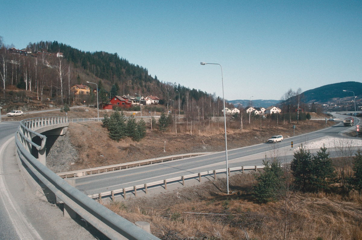 Lillehammer.  Vingneskrysset.  E6 under brua.  Jørstadmovegen på brua.  E6-krysset ble utbedra med blant annet bedre akselerasjonsfelt for kjøring inn på E6.  Sett mot nord-vest.
