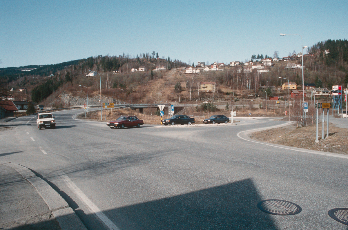 Lillehammer.  Vingneskrysset.  Østre del.  Brua i bakgrunnen fører Jørstadmovegen over E6.  Sett mot sør-vest.