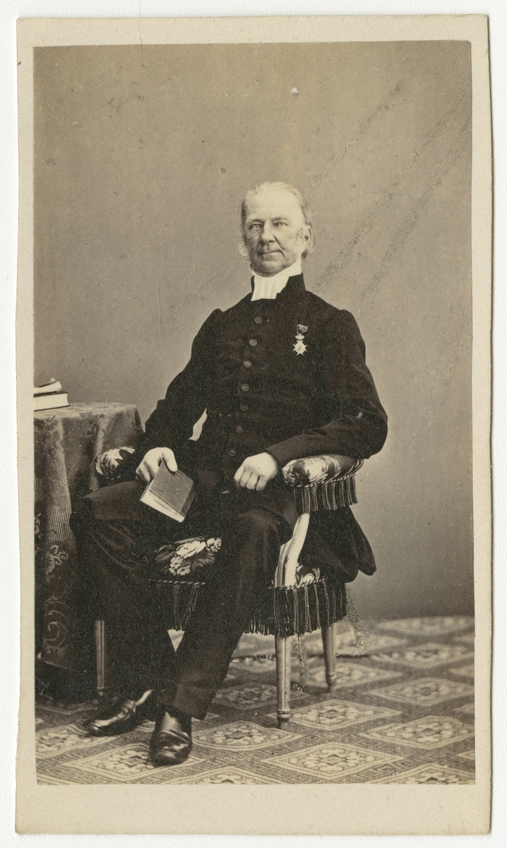 Porträtt av Nils Samuel Loenbom, regementspastor vid Andra livgrenadjärregementet I 5.

Se även bild AMA.0001879 och AMA.0001990.