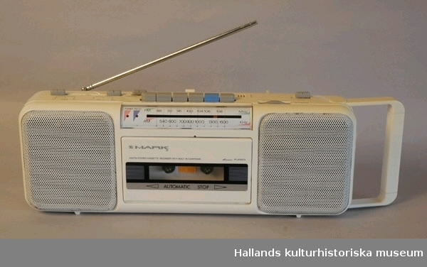 Bärbar vit kasettbandspelare med radio. Sannolikt tillverkad under 1980-talet.