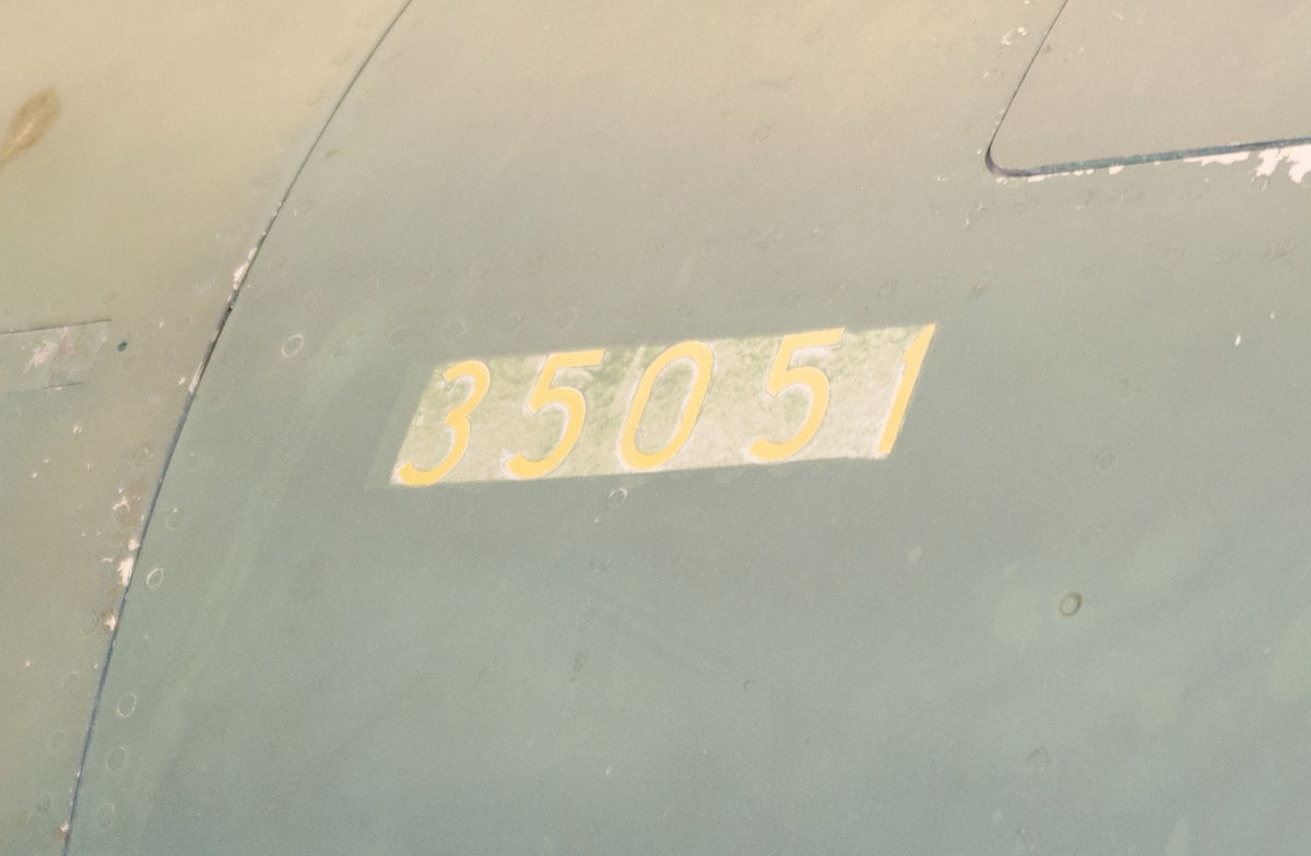 Jaktflygplan, J 35A
Saab 35 Draken

Märkning: på framkroppen flottiljnummer 16; på fenan kodsiffra 15.