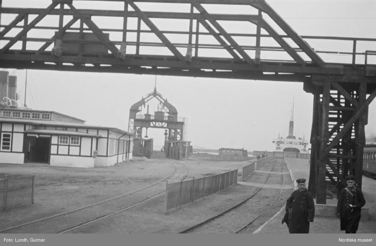 Motiv: Tyskland, Kurfürstendamm (Berlin);
En man bär en reklamskylt om halsen.

Motiv: Tyskland, Kurfürstendamm (Berlin), Sassnitz;
En man blåser i ett horn, skyltfönster med en skyltdocka, gatuvy på kvällen med upplysta skyltfönster.