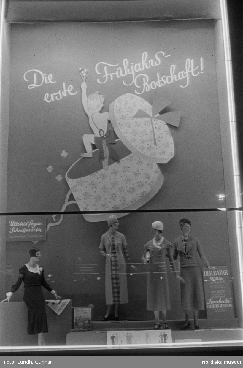 Motiv: Tyskland, Kurfürstendamm (Berlin);
En man bär en reklamskylt om halsen.

Motiv: Tyskland, Kurfürstendamm (Berlin), Sassnitz;
En man blåser i ett horn, skyltfönster med en skyltdocka, gatuvy på kvällen med upplysta skyltfönster.