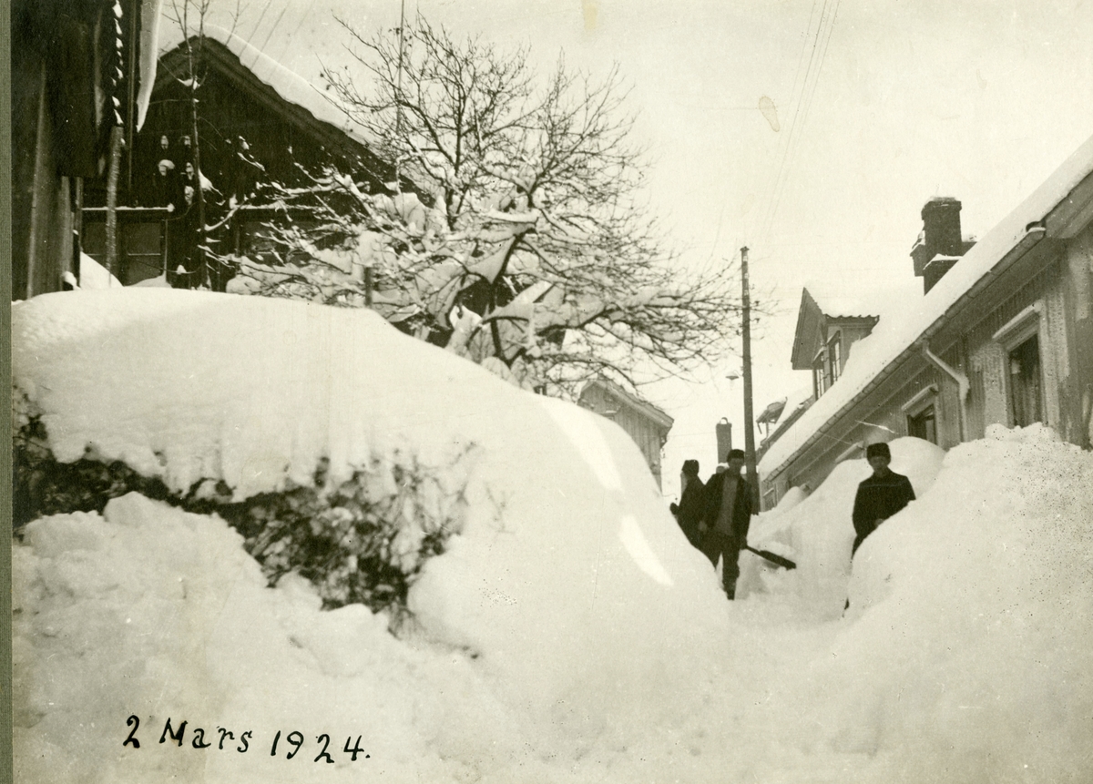 Snøvinteren 2/3- 1924 i Skippergata, Kragerø. Folk måker.