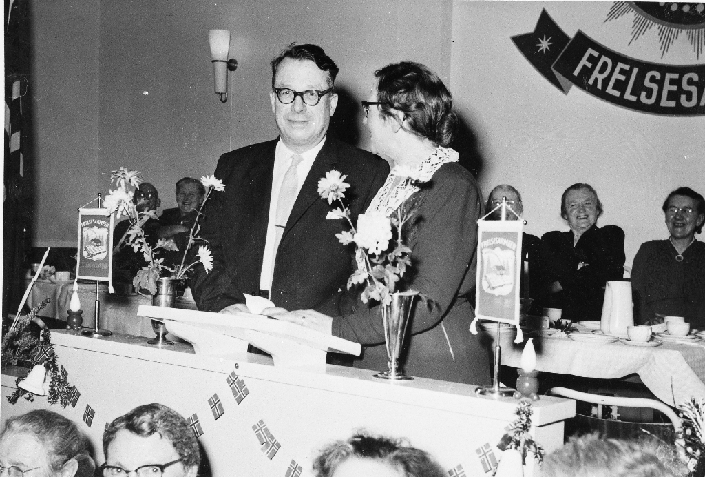 Eldrefest på Frelsesarmeen, sokneprest Caspar Hennig og kona Gyda på talarstolen. Hennig var sokneprest i Time frå 1950 til 1966.