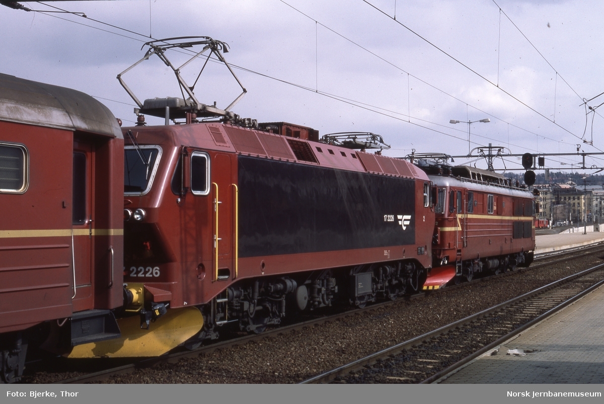 Elektriske lokomotiver El 14 2169 og El 17 2226 foran ekspresstog 43 til Trondheim på Oslo S