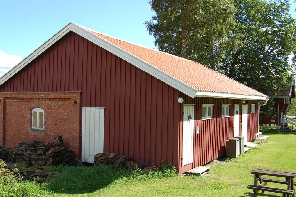 Uthus med utedoer og redskapsbod sammenbygd med det opprinnelige teglsteinsfjøset. Døra i gavlen fører inn til en gjødselrenne med tilgang til utedoene. Foto Berit Anderson, MiA.