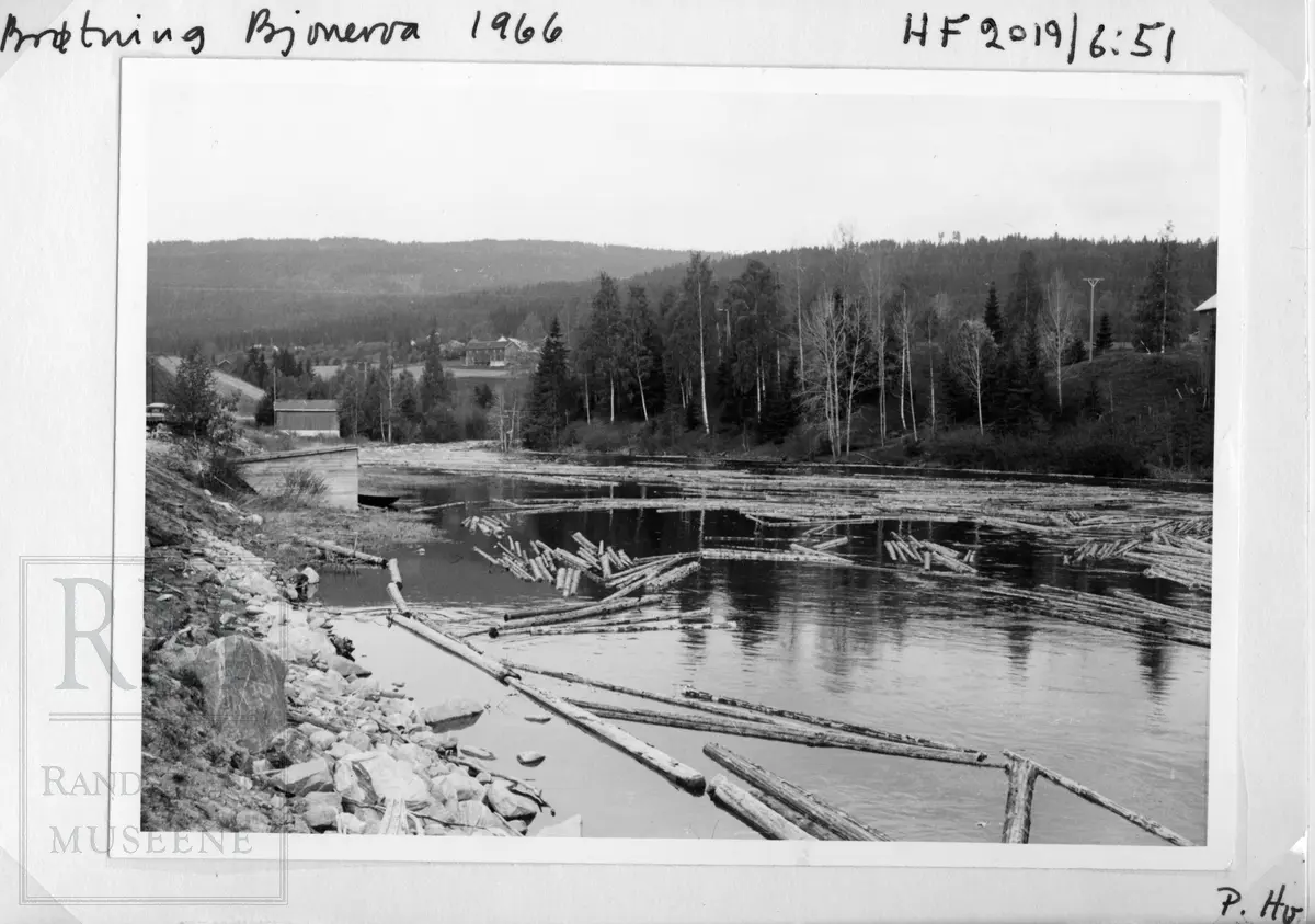Fløtning i Bjoneelva i Bjonvassdraget. Fra Draget, via Østre Bjonevatnet, Bjonvassdammen, Østre Bjonelva, Haugtjern, Stilla og til Randsfjorden
