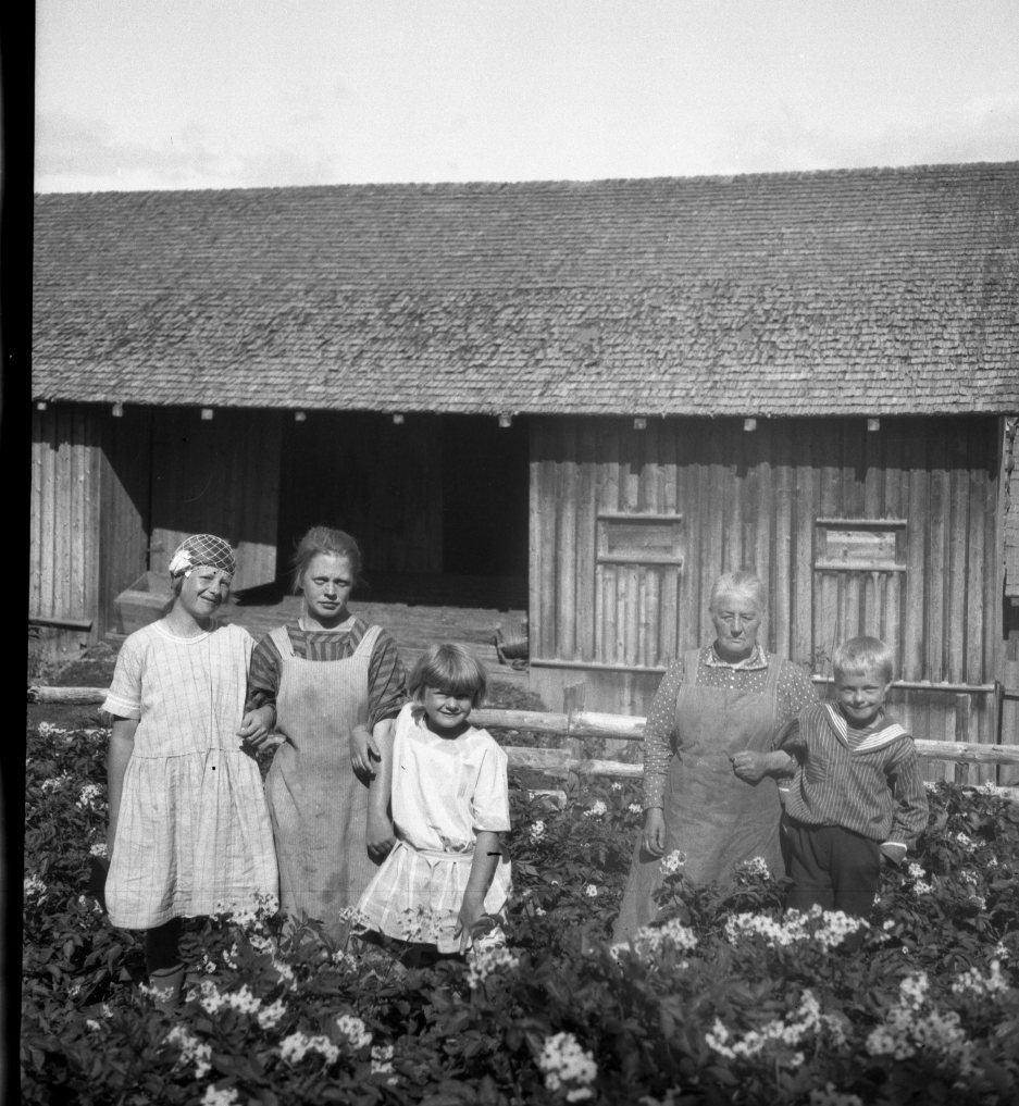 Tre bybarn på bondegård besøk. To kvinner fra gården. Brosdal, Tørdal?  Ca. 1920 - 30